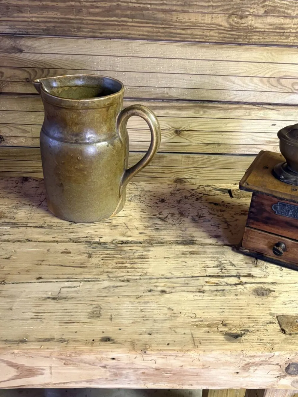 Établi ancien en bois massif avec étau – Authenticité & charme d’atelier