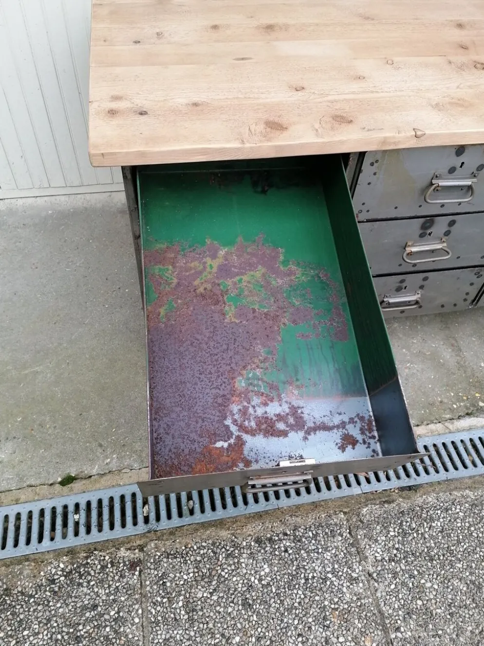 Établi d'atelier ancien, vintage, métal et bois