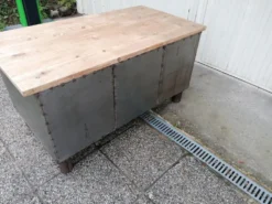 Établi d'atelier ancien, vintage, métal et bois