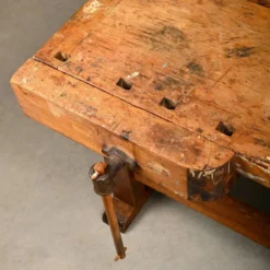 Établi de menuisier vintage en bois industriel rustique avec deux étaux