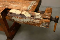Établi de menuisier vintage en bois industriel rustique avec deux étaux