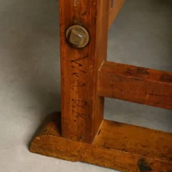 Établi de menuisier vintage en bois industriel rustique avec deux étaux