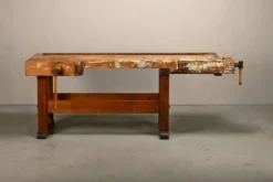 Établi de menuisier vintage en bois industriel rustique avec deux étaux