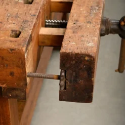 Établi de menuisier vintage en bois industriel rustique avec deux étaux