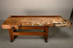 Établi de menuisier vintage en bois industriel rustique avec deux étaux