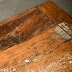 Établi de menuisier vintage en bois industriel rustique avec deux étaux