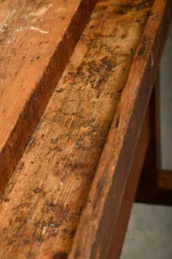 Établi de menuisier vintage en bois industriel rustique avec deux étaux