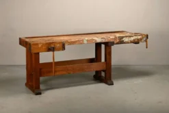 Établi de menuisier vintage en bois industriel rustique avec deux étaux