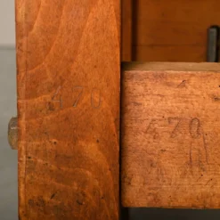 Établi de menuisier vintage en bois industriel rustique avec deux étaux