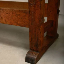 Établi de menuisier vintage en bois industriel rustique avec deux étaux