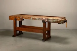 Établi de menuisier vintage en bois industriel rustique avec deux étaux