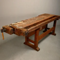 Établi de menuisier vintage en bois industriel rustique avec deux étaux