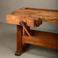 Établi de menuisier vintage en bois industriel rustique avec deux étaux