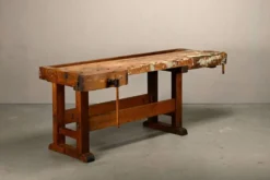 Établi de menuisier vintage en bois industriel rustique avec deux étaux