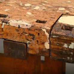 Établi de menuisier vintage en bois industriel rustique avec deux étaux