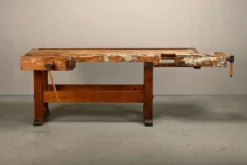 Établi de menuisier vintage en bois industriel rustique avec deux étaux