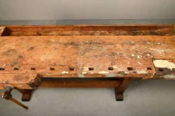 Établi de menuisier vintage en bois industriel rustique avec deux étaux