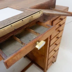 Établi d'horloger auxilia avec plateau en verre éclairé - début du 20ème siècle