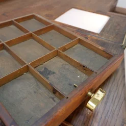 Établi d'horloger auxilia avec plateau en verre éclairé - début du 20ème siècle