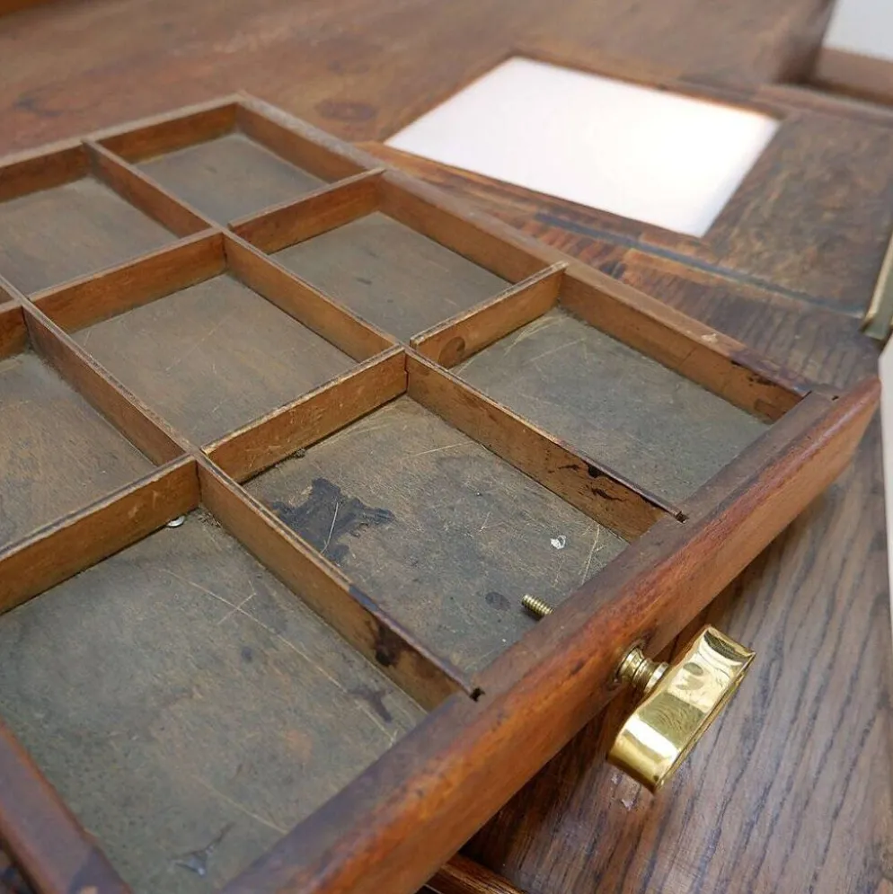 Établi d'horloger auxilia avec plateau en verre éclairé - début du 20ème siècle