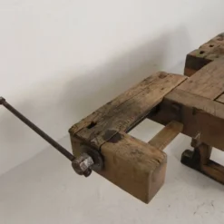 Établi industriel en bois avec étau, 194 cm de long, années 1930