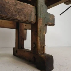 Établi industriel en bois avec étau, 194 cm de long, années 1930