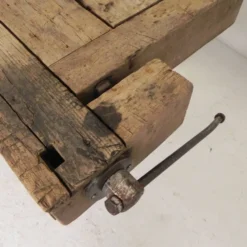 Établi industriel en bois avec étau, 194 cm de long, années 1930