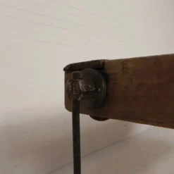 Établi industriel en bois avec étau, 194 cm de long, années 1930