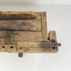 Établi industriel en bois avec étau, 194 cm de long, années 1930