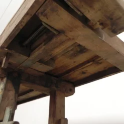 Établi industriel en bois avec étau, 194 cm de long, années 1930