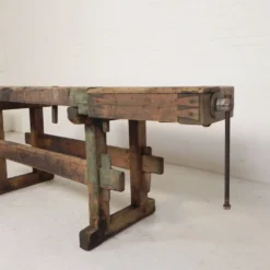 Établi industriel en bois avec étau, 194 cm de long, années 1930