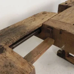 Établi industriel en bois avec étau, 194 cm de long, années 1930