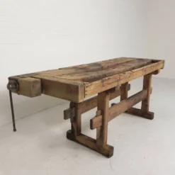 Établi industriel en bois avec étau, 194 cm de long, années 1930