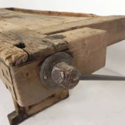 Établi industriel en bois avec étau, 194 cm de long, années 1930