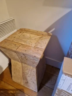 Tabouret en bois massif