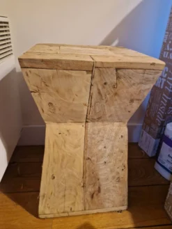 Tabouret en bois massif