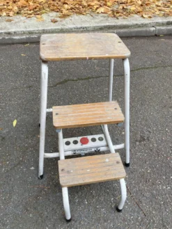 Tabouret escabeau pliable en bois massif et acier blanc