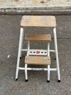 Tabouret escabeau pliable en bois massif et acier blanc