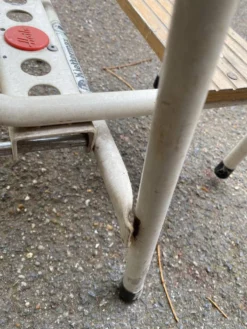 Tabouret escabeau pliable en bois massif et acier blanc