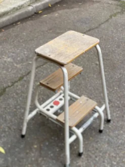 Tabouret escabeau pliable en bois massif et acier blanc