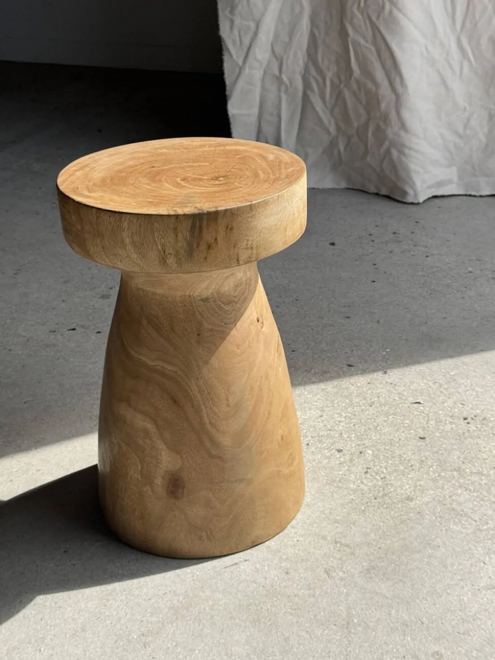 Tabouret, table d'appoint, bout de canapé en manguier massif totem naturel