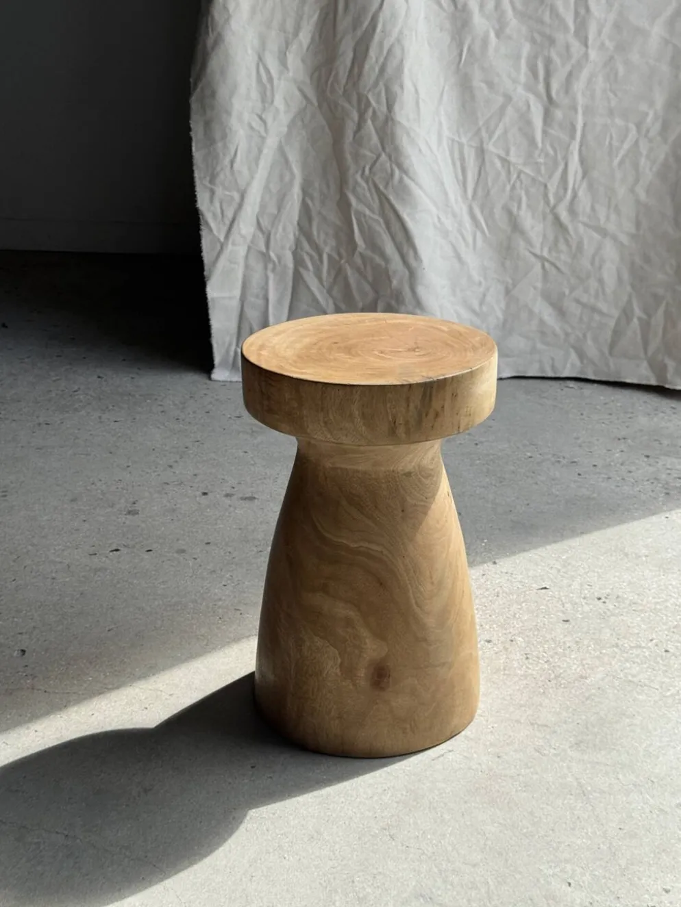 Tabouret, table d'appoint, bout de canapé en manguier massif totem naturel