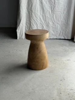 Tabouret, table d'appoint, bout de canapé en manguier massif totem naturel