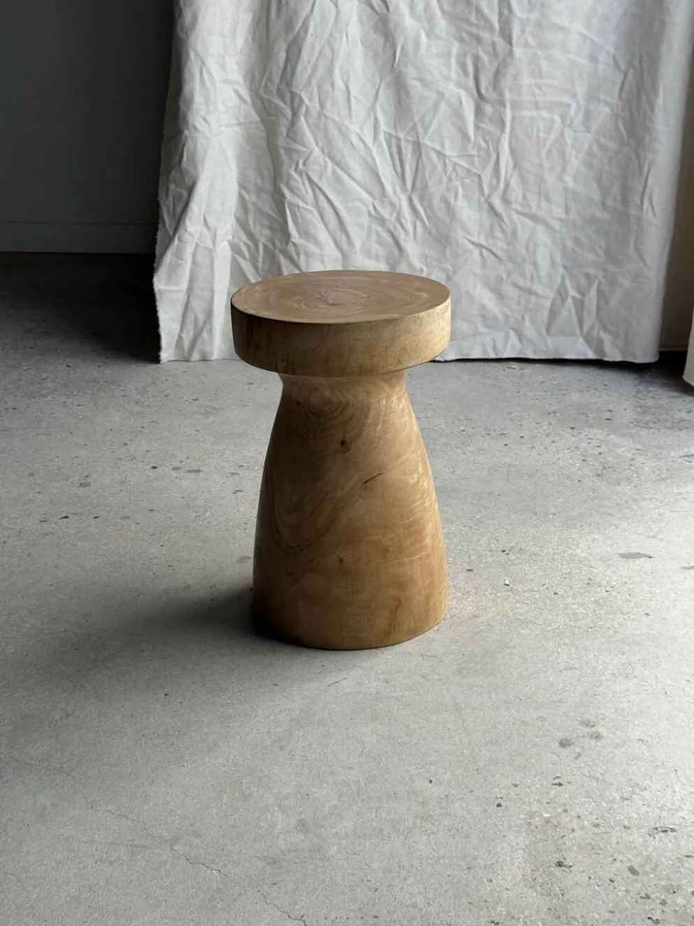 Tabouret, table d'appoint, bout de canapé en manguier massif totem naturel