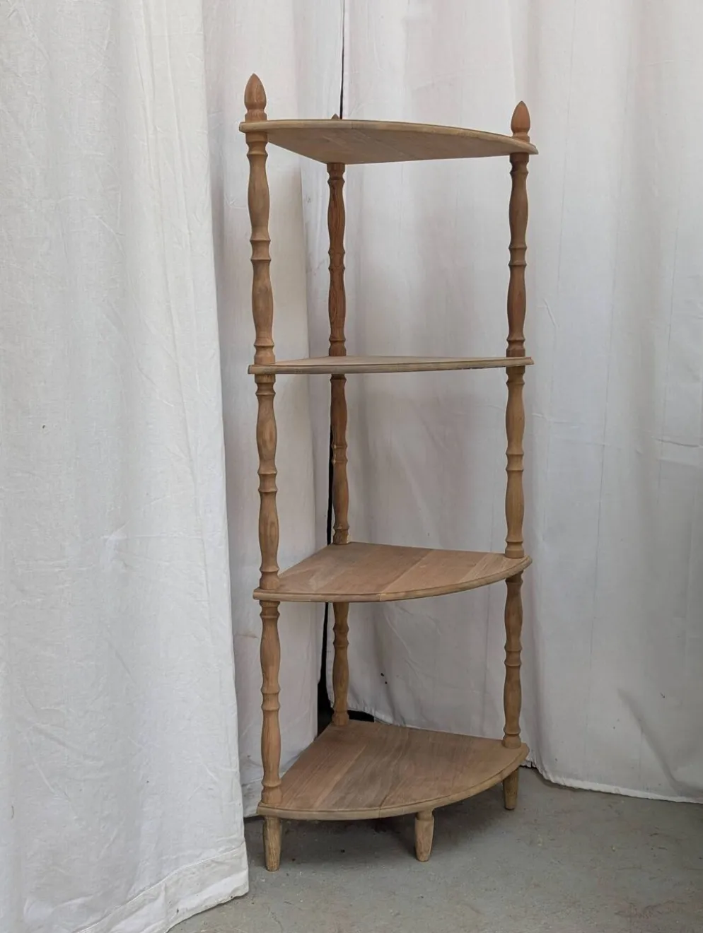 Étage d'angle en bois - Quart de cercle