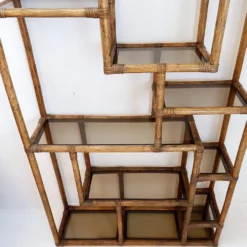 Étagère asymétrique en bambou et verre fumé - Années 1970