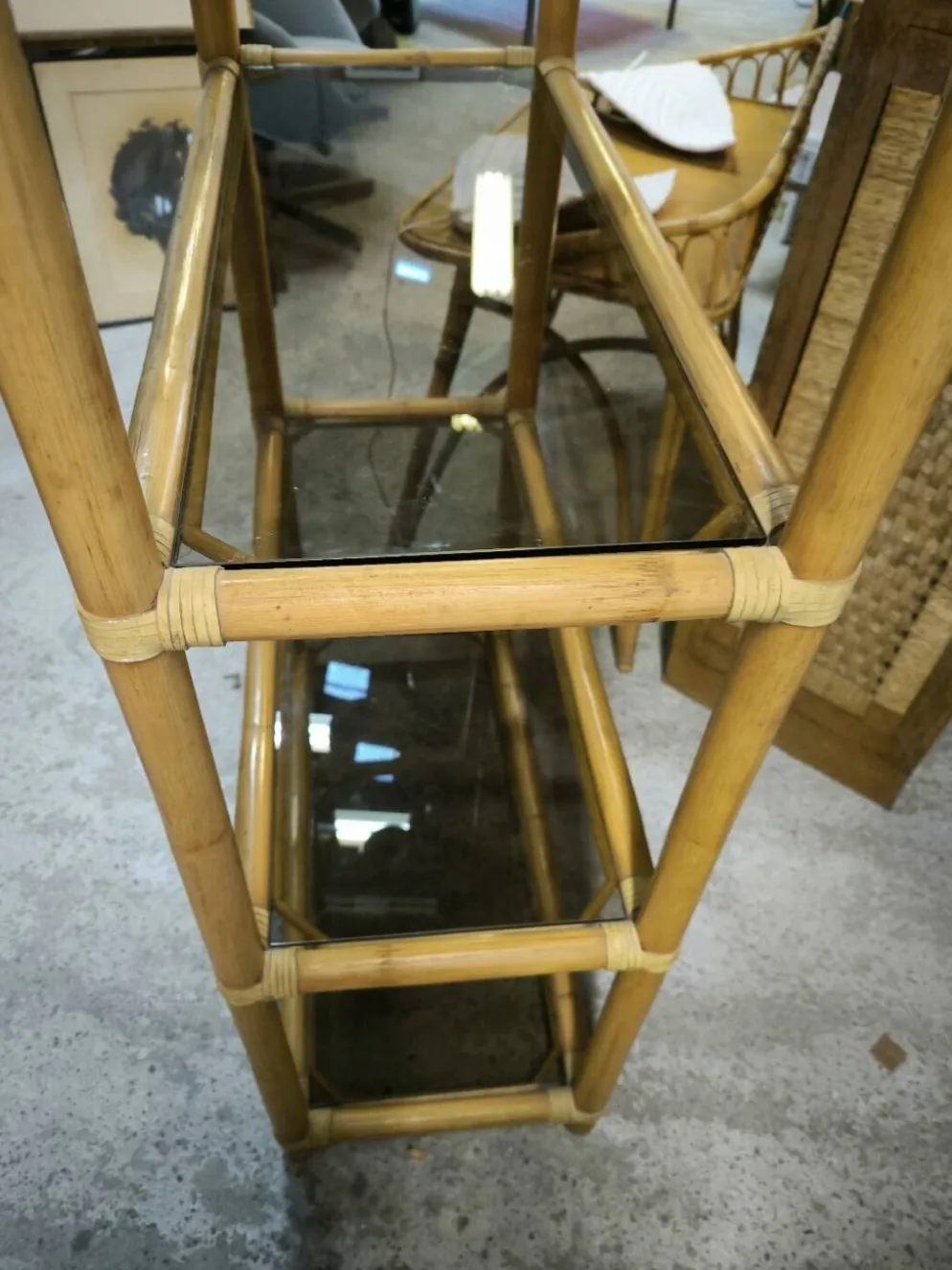 Étagère bibliothèque en bambou et verre fumé vers 1970