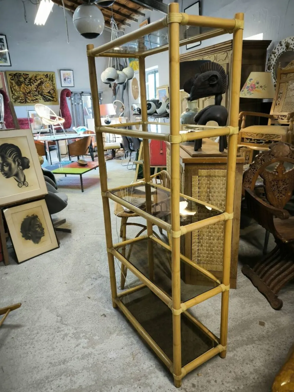 Étagère bibliothèque en bambou et verre fumé vers 1970