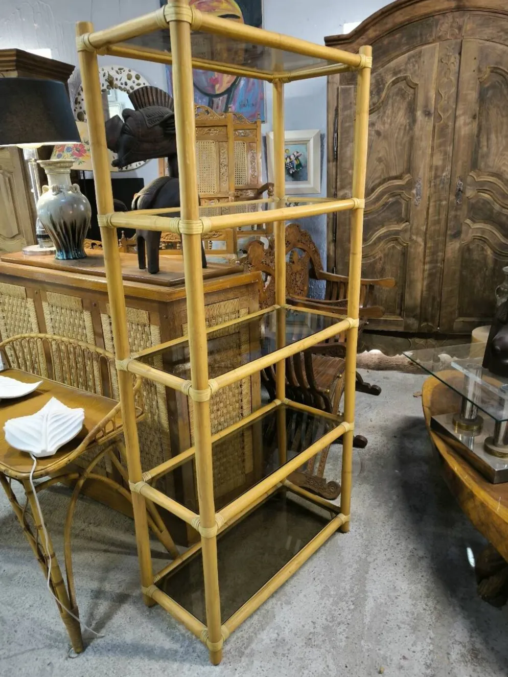 Étagère bibliothèque en bambou et verre fumé vers 1970