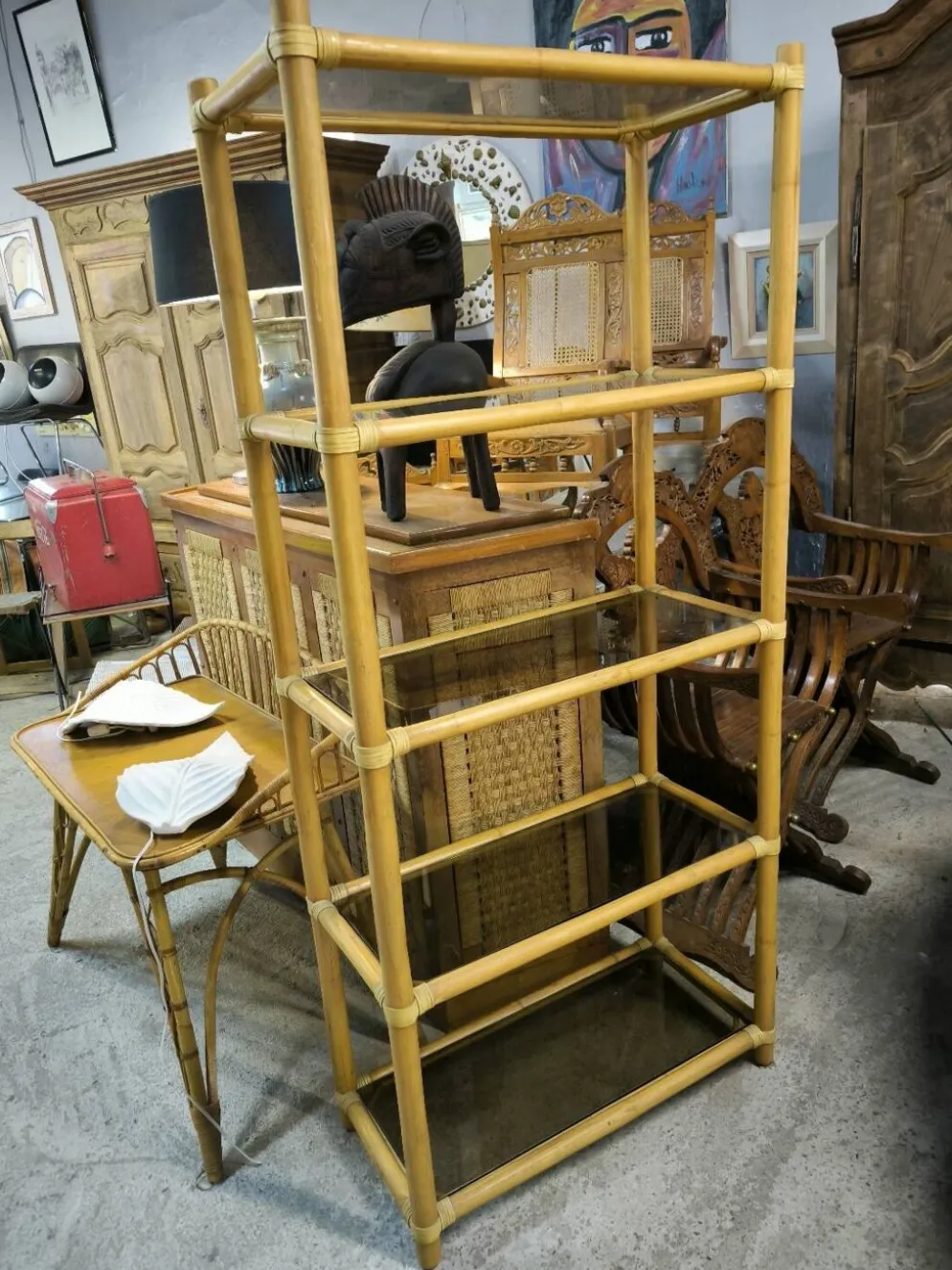 Étagère bibliothèque en bambou et verre fumé vers 1970